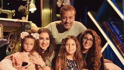 أنا والقطط بتوعي.. شاهد أحدث ظهور لشريف منير برفقة بناته في المطبخ