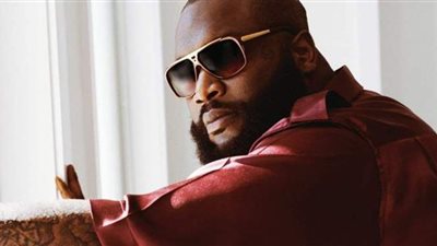 مغني أمريكي يقطع عشب أرضه بنفسه ليوفر مليون دولار