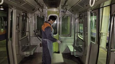 المترو يواصل إجراءات التعقيم والتطهير للقطارات والمحطات