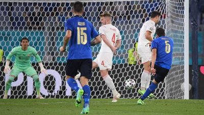 سيارة مفخخة كانت تنتظرهم.. تفاصيل إنقاذ لاعبي وجمهور مباراة إيطاليا وسويسرا من كارثة