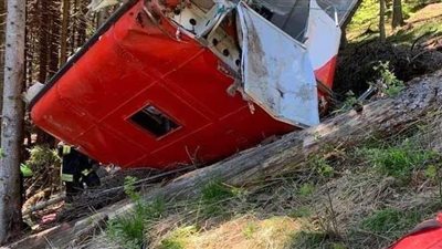 أول فيديو للحظة سقوط التلفريك القاتل في إيطاليا