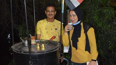 تحدي البطالة بالرمالة.. شاب يصنع الشاي والقهوة للمسافرين.. بدأ مشروعه بـ 2000 جنيه.. وحملات الأحياء والمحليات أبرز الصعوبات