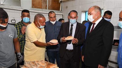 محافظ قنا يفاجئ أحد المخابز خلال جولة بمدينة نجع حمادي 