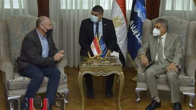 رئيس هيئة قناة السويس يبحث مع السفير الأسترالي بالقاهرة سبل التعاون