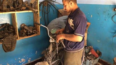 «مصطفى» ميكانيكي أسيوط الكفيف.. فقد بصره صغيرا وأصبح الأشهر في بلدته.. بالتدريب والمثابرة أتقن إصلاح وصيانة الموتسكيلات