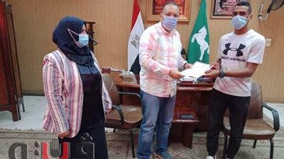محافظ الشرقية يمنح أول معيد بـ«تربية رياضية» من أبناء دار الرعاية شقة بالعاشر