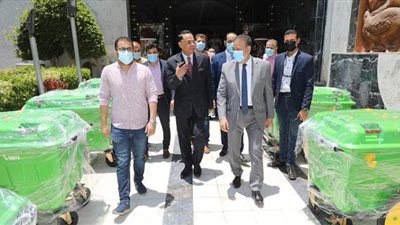 محافظ المنوفية يتفقد صناديق القمامة المصنعة من تدوير المخلفات