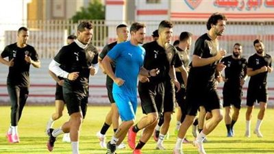 حافلة الزمالك تصل استاد القاهرة استعدادا للقاء أسوان