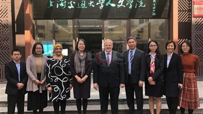 4 مكاسب لرئيس جامعة القاهرة من زيارة الصين.. «الخشت» يوقع 4 اتفاقيات علمية مع جامعة شنغهاي جياو تونج.. اختياره عضوا دائما بلجنة سياسات العلوم والابتكار.. والتعاون المشترك لدعم الجامعة الأبرز