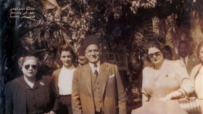 النحاس وزوجته في قصر عائشة فهمي