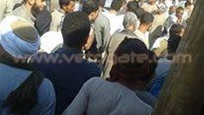 أهالي «دشلوط» يمنعون الفضائيات من تصوير جنازة ضحية الكويت