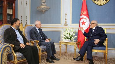 بالصور.. الرئيس التونسي يبحث مع «حواتمة» القضية الفسلطينية