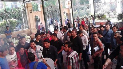 مشادات كلامية بين أولياء أمور المعاقين وأمن جامعة القاهرة