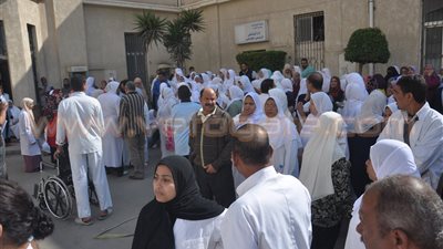 بالصور.. وقفة احتجاجية لمرضى مستشفى الميرى بالإسكندرية