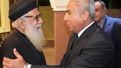 محافظ أسوان يقدم العزاء في شهداء المنيا (فيديو وصور)