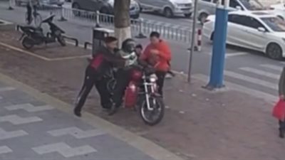 بالفيديو والصور.. رجل ينقذ طفلا بعد 9 أشهر من اختطافه بالصدفة