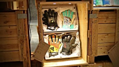 تخليد مقتنيات عصام الحضري في متحف الـ«فيفا»