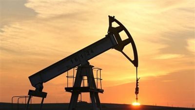 النفط بصدد أول تراجع في ستة أسابيع بسبب مخاوف تخمة المعروض