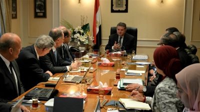 وزير قطاع الأعمال يناقش مع «وارنر» الخطوات لتطوير شركات الغزل والنسيج