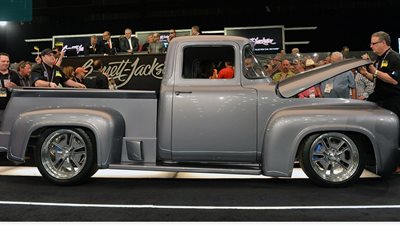 بيع شاحنة نجم الروك بـ 3.15 مليون جنيه في مزاد «المشاهير»