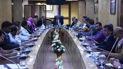 محافظ أسوان ينافش موقف تنفيذ مشروعات القطاعات الخدمية (صور)