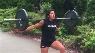 بالفيديو.. باكستانية حسناء بقوة رياضية خارقة