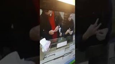 شاب يسرق خاتما من محل ذهب بمساعدة فتاة (فيديو)