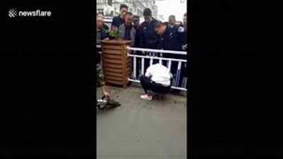 شاهد.. نهاية مروعة لسيدة حاولت القفز فوق حاجز لعبور الطريق