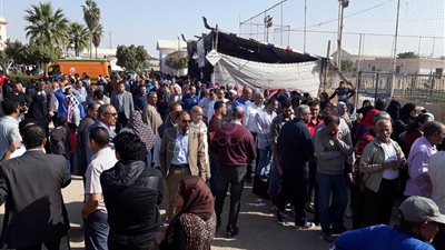 بالصور.. توافد الأعضاء للتصويت في انتخابات نادي الصفوة بالعاشر