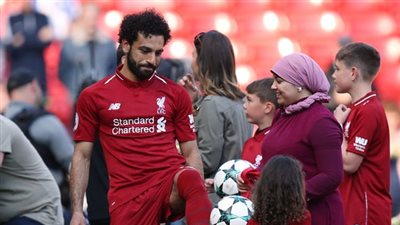 «الحب داخل المستطيل الأخضر».. قصة صامتة بين محمد صلاح و«أم مكة».. الحضري يتفاجأ بصورته مع «صابرين».. الصداقة تجمع عبدالمنصف بـ«لقاء الخميسي» وتنتهي بالزواج.. وم