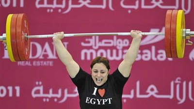 والد نهلة رمضان يحاول مقابلة العامرى فاروق بالقوة