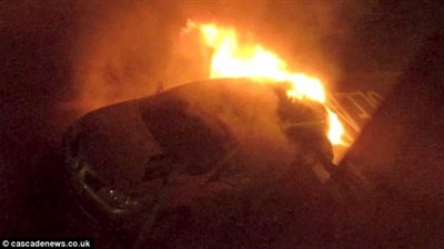 بالصور.. بلطجية يشعلون النيران في سيارة بالألعاب النارية