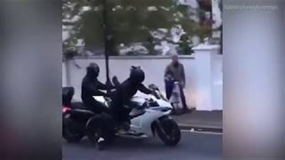 بالفيديو والصور.. رجل يحبط محاولة سرقة دراجة نارية