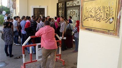 المستبعدون من مسابقة الـ 30 ألف معلم يحتجون أمام 