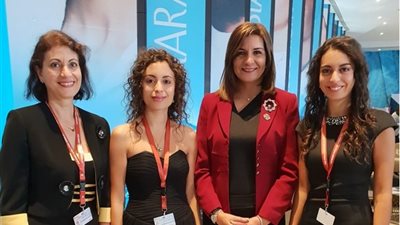 وزيرة الهجرة تلتقي شقيقتين مصريتين من أشهر عازفي الموسيقى بأسكتلندا