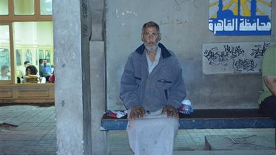 جحود الأشقاء.. يلقي بـ«عم محمد» على رصيف شارع الفلكي