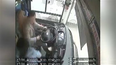 امرأة تفسد عملية سير حافلة وتتسبب في حادث بمدينة تشونجتشينج (فيديو)