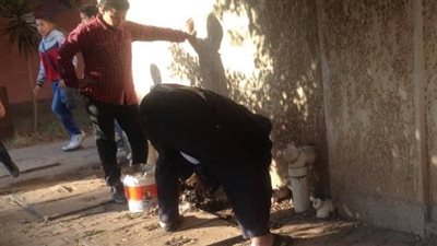 مدير مدرسة بالغربية ينظف بالوعات الصرف الصحي (صور)