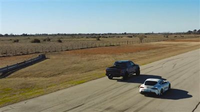 مقارنة بين سيارة هينيسي Velociraptor  وتويوتا سوبر | فيديو