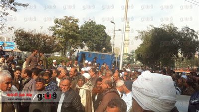 بالفيديو والصور.. تظاهر العمال 