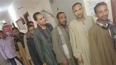 قوى عاملة أسيوط تسلم 95 عقد عمل للخريجين