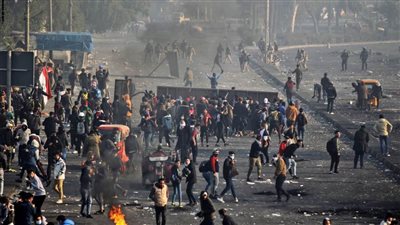 تجاهلا الاشتباكات والإصابات.. شابان يستمتعان باللعب وسط النيران بالعراق | فيديو