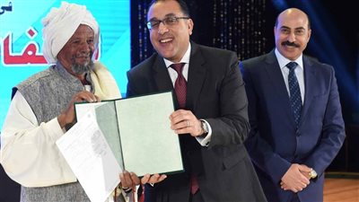 3 فيديوهات ترصد فرحة أهالي النوبة بعد تسلمهم التعويضات من رئيس الوزراء