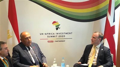 وزير الخارجية يلتقي نظيره البريطاني على هامش قمة 