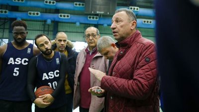 الخطيب يدعم فريق السلة ويعقد جلسة مع لاعبيه