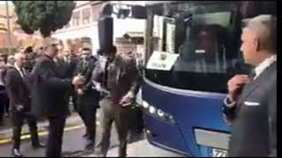 موقف مُحرج لـ«بيكيه» بعد اصطدامه بمرآة حافلة برشلونة (فيديو)