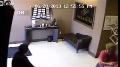 صاحب متجر يلقن لصا درسا قاسيا (فيديو)