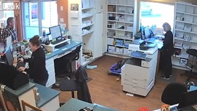 لحظة اقتحام سيارة مسرعة متجر (فيديو)