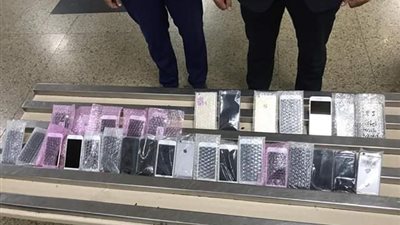 جمارك المطار تحبط تهريب٣٠ هاتف آيفون أخفاها راكب حول جسده