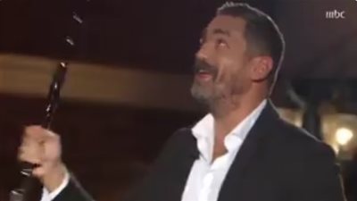 أمير كرارة يؤدى وصلة رقص بالعصا على الهواء (فيديو)